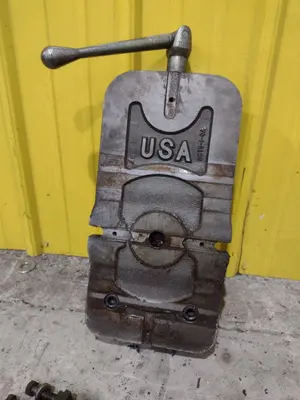 6" KURT MODEL #D675 PRECISION MACHINE VISE W/ SWIVEL HANDLE: STOCK #23448