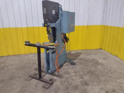 20 TON BTM MODEL #P20F TOG-L-LOC AIR TOGGLE SHEET METAL PRESS: YOBRO #24795
