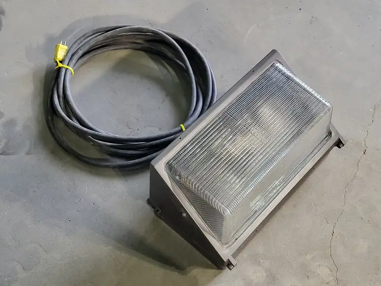 Used LITHONIA LIGHTING TWR2-250M-120-347-LPI-CSA Lighting British Columbia CA | Lenmark #249212