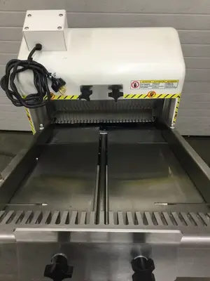 167-0557 Oliver 797-32N Bread Slicer