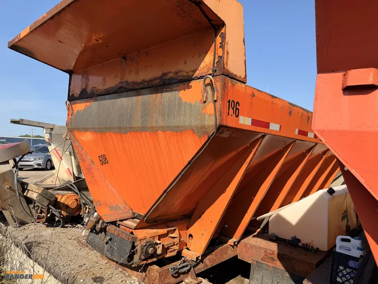 Used STAINLESS STEEL V-BOX SALTER WITH LIVE BOTTOM. _UNKNOWN_ Dry Spreaders Michigan US | Miedema Asset Management Group #1320838