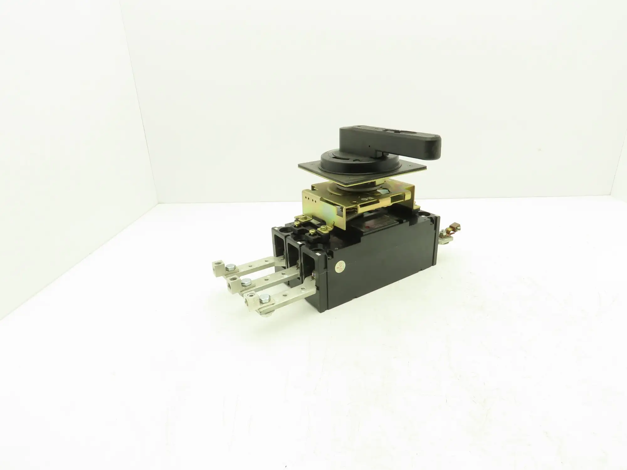 Fuji BU3KDG Circuit Breaker 300A Auto 480V 3 Pole With Through Door Operator