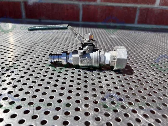 Used SVF CF8M 1000 WOG BALL VALVE W/ 1/2" HOSE FITTING Valves/Fittings California US | Equipment Lab #485551