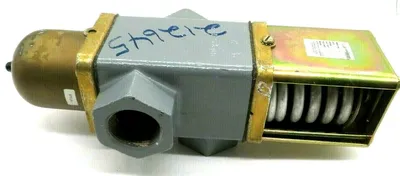 USED JOHNSON CONTROLS V48AF-2 3-WAY PRESSURE REGULATING VALVE V48F2