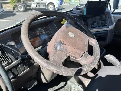 USED 2015 VOLVO VNM64T200