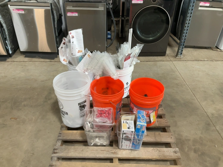 Used MIXED LOT OF BREWERS HARDWARE, BREWING ACCESSORIES, AND CLEANING UTENSILS Brewing Equipment Michigan US | Miedema Asset Management Group #1761527