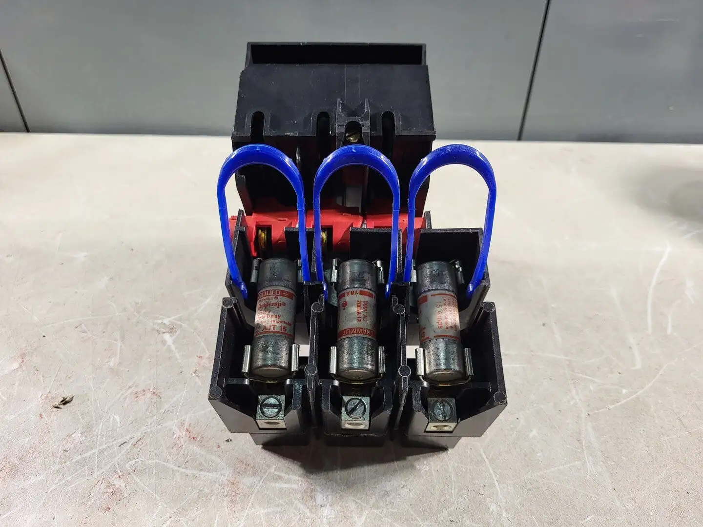 Disconnect Switch w/ 3 Times 15 Amp Fuse AJT15
