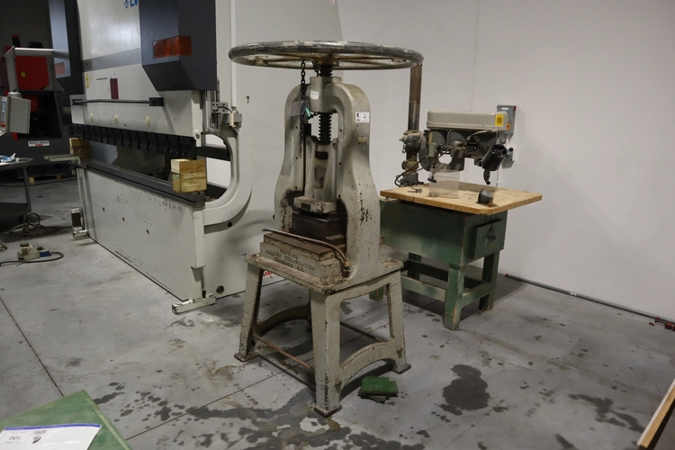 Used HOPKINS MACHINE CO. GENERIC Screw Presses Minnesota US | Machinesused.com #1294037