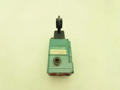 Aro 5232-05-3 Pneumatic Air Limit Switch Valve 3 Way Roller Arm 3/8" NPT