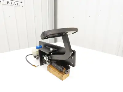 Yale ERP035VTN36TE084 Forklift Brake Pedal Master Cylinder & Bracket Assembly
