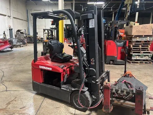 Used RAYMOND 4460C30 3-Wheel Sit down Electric Counterbalance Forklifts Illinois US | Somerset Equipment Sales #1546133