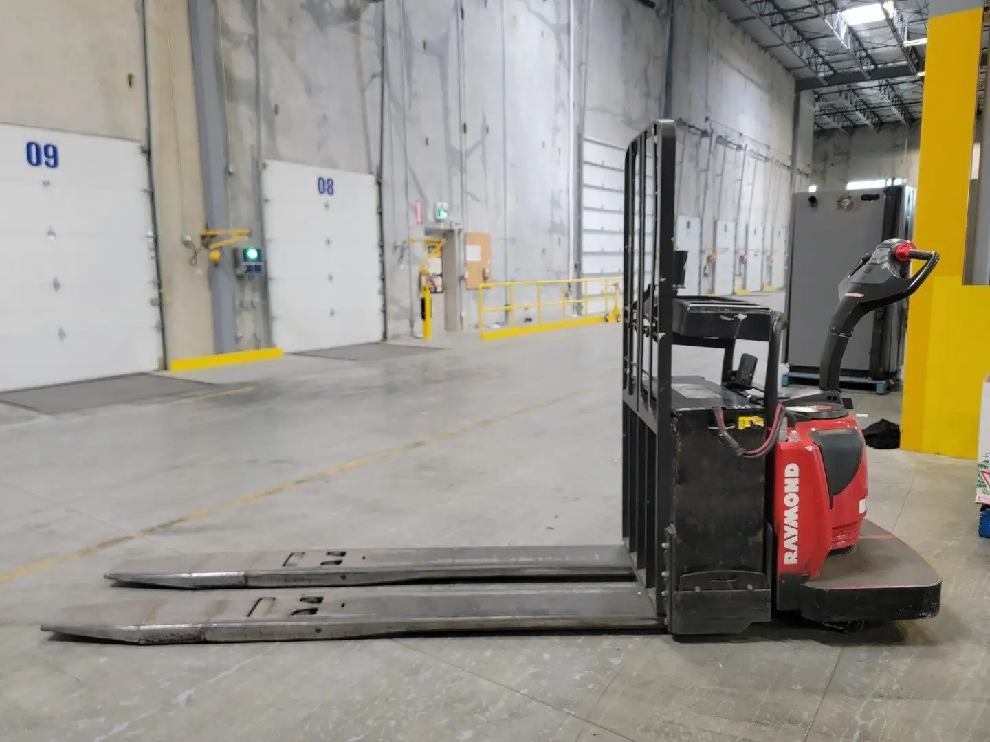 USED RAYMOND 8410