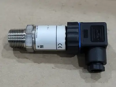 NEW WIKA 8340638