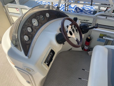 USED 2004 BENNINGTON 2280 RL