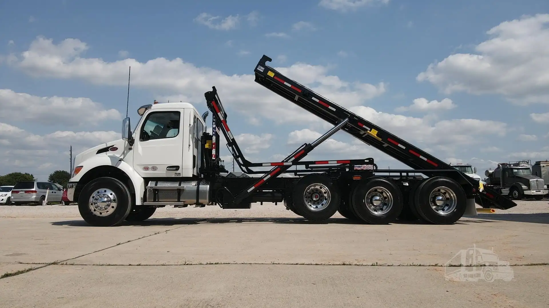 New | in-Stock 2027 PETERBILT 548 Rolloff Trucks Texas US | Roll Off Truck World #1492013