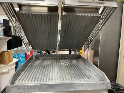 Used Star Used Star Pro-Max Split Lid 14" Two Sided Panini Press Grill 120V Sandwich Machines Illinois US | Falcon Restaurant Supply #1376168