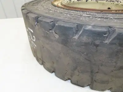 Mitco Solid Solver 7.00-12 Forklift Tire Traction Solid Press-on Black 6x220mm
