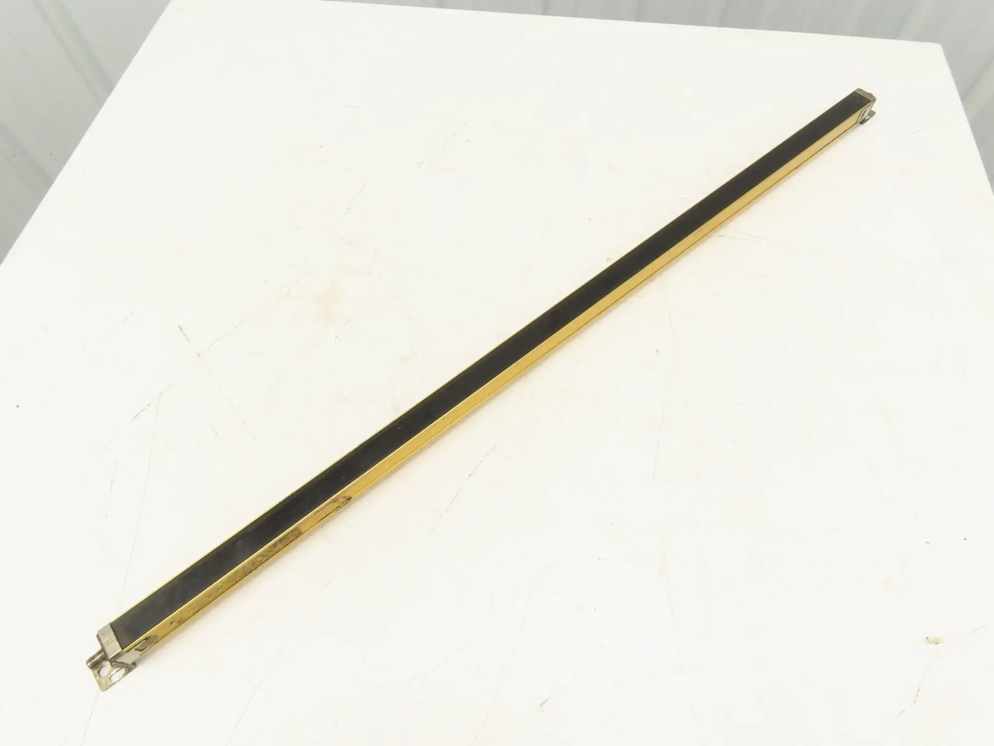 Omron F3SN-A1072P25-L-01 Safety Light Curtain Emitter 1072mm Protected Height