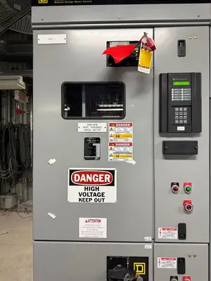 USED 2002 SQUARE D MODEL 4