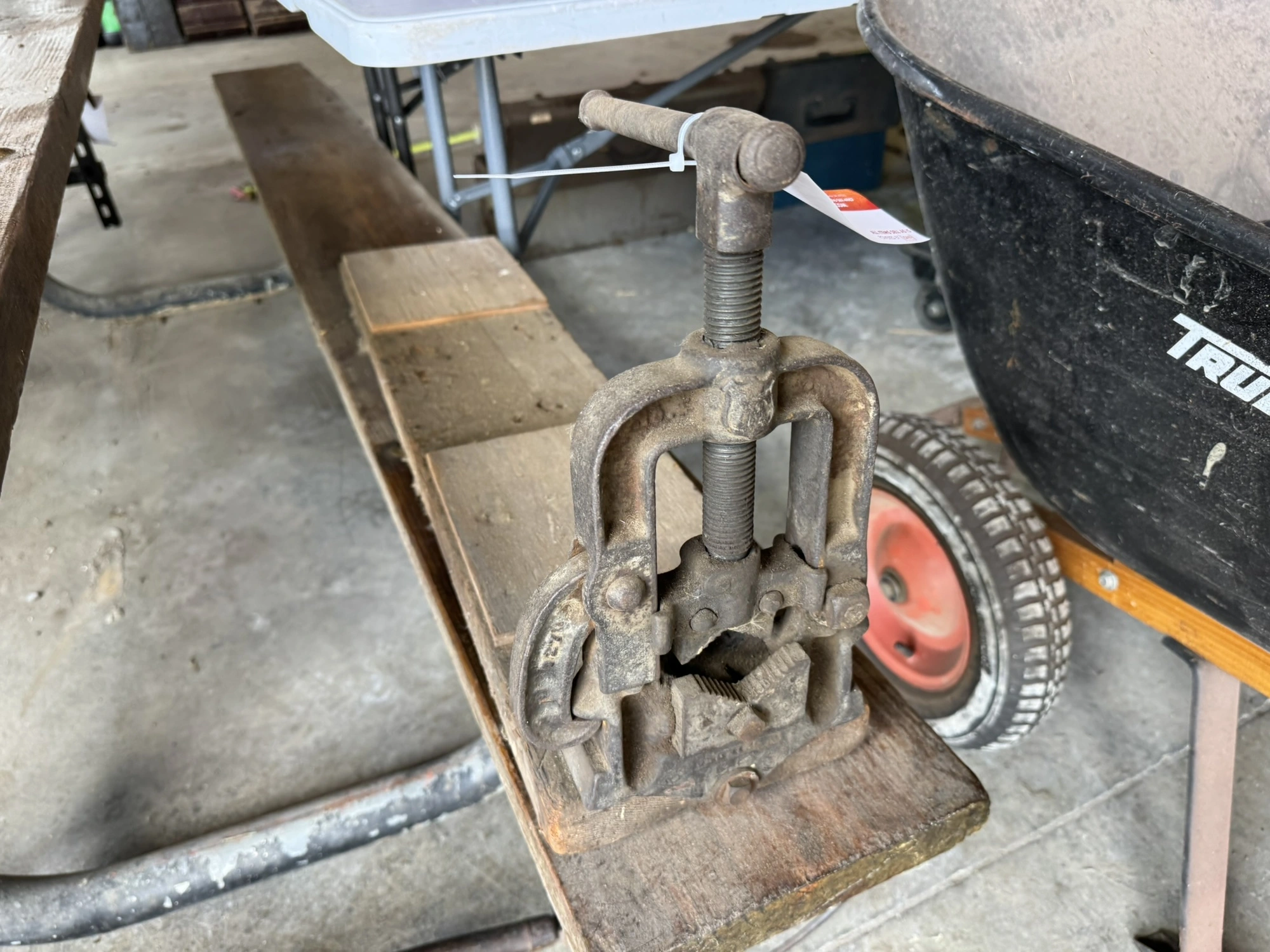 (1) bench top style vise.