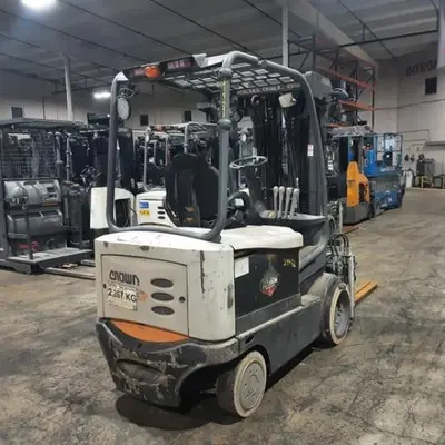 USED 2019 CROWN FC5245-50