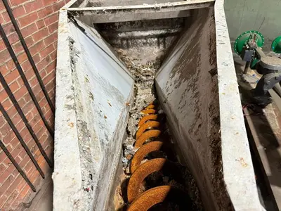 MOBILE INCLINED SCREW AUGER STYLE CONVEYOR