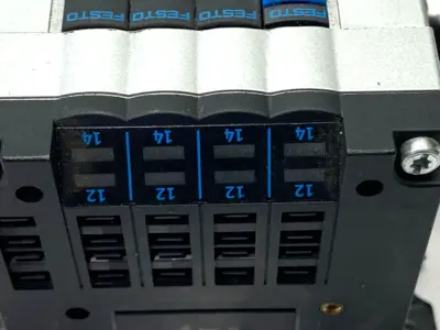 Used Festo Pneumatic Manifold Valve Terminal 4-Station 24VDC 18200 Solenoid Valves Michigan US | Maverick Industrial Sales #1419291