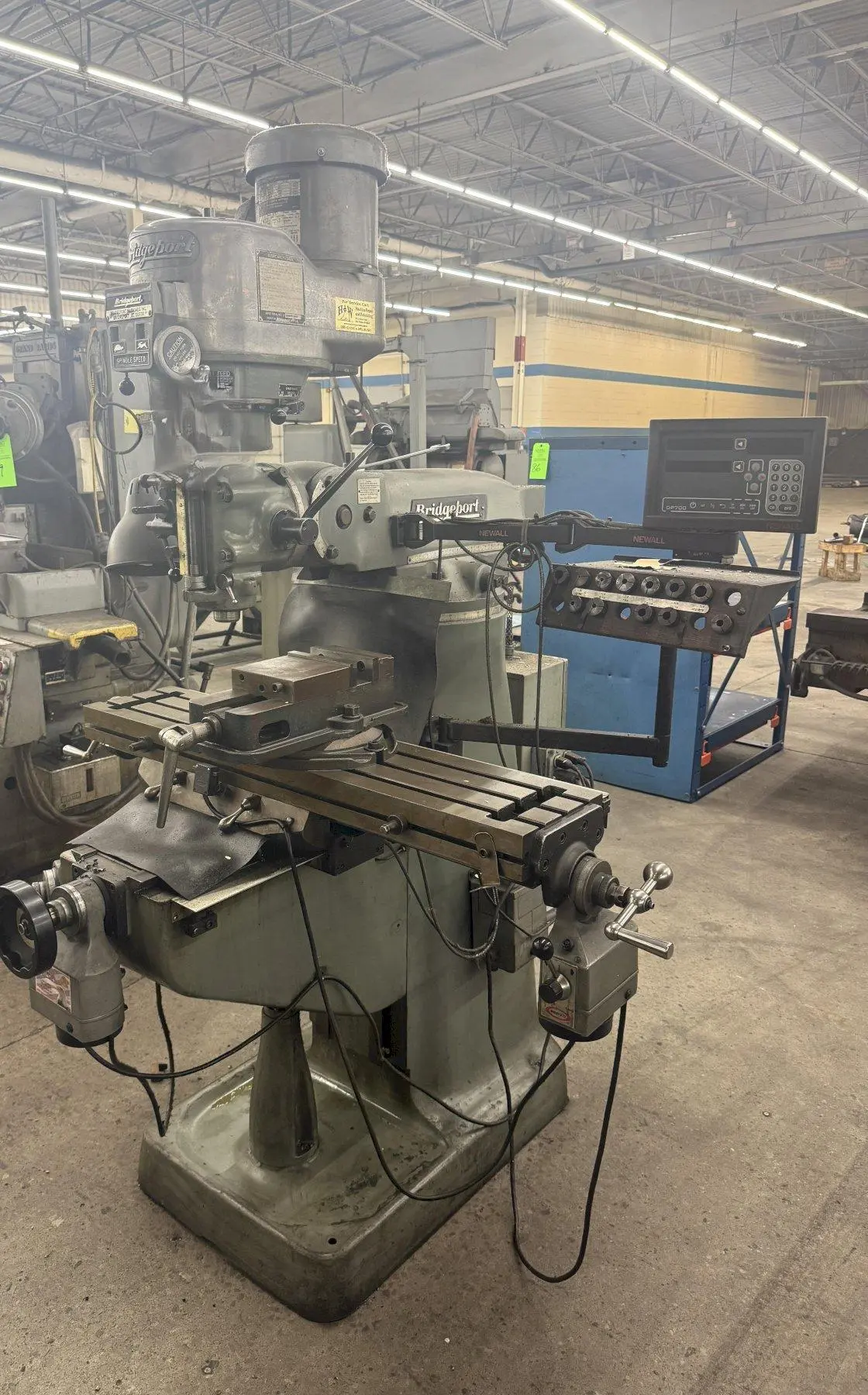 2 HP BRIDGEPORT SERIES I VERTICAL RAM TYPE KNEE MILL, WITH DRO & POWER FEEDS: YOBRO #25285