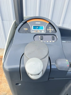 USED 2010 CROWN RD5725-30