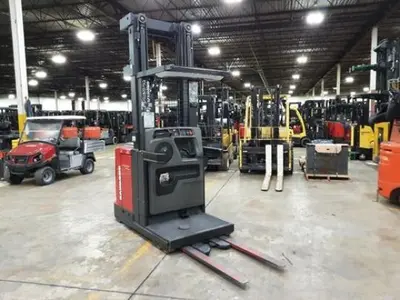 USED 2018 RAYMOND 560-OPC30TT
