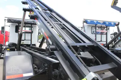 New | in-Stock 2027 MACK MD7 Rolloff Trucks Texas US | Roll Off Truck World #1491920