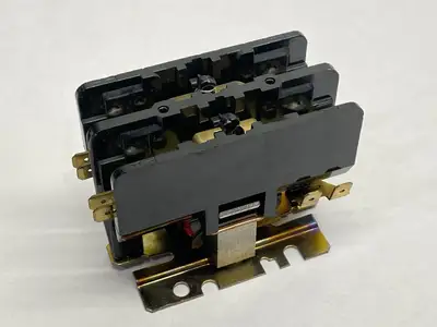 USED GENERAL ELECTRIC CONTACTOR 3-POLE 30A 24V COIL