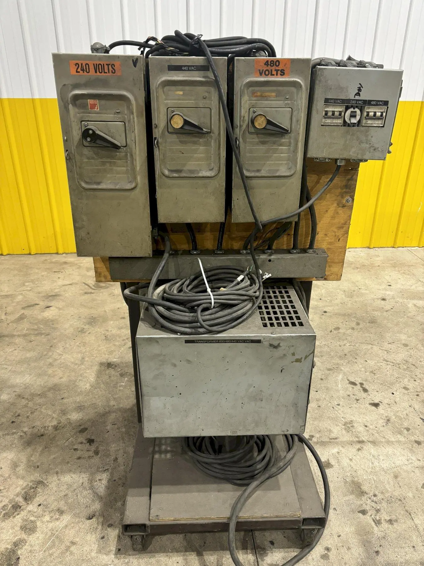 240v --> 600v x 15 KVA HAMMOND TRANSFORMER PORTABLE POWER UNIT AND SWITCHBOXES: STOCK #21009