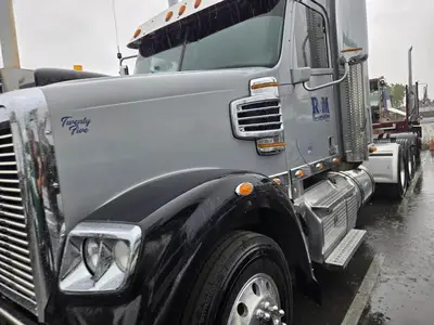 USED 2023 FREIGHTLINER CORONADO 122 SD