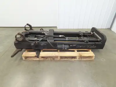 Yale 8500812 Forklift Mast 2 Stage 3 Lever 135.8" Lift 5290lb Class 4 ERC100HGN