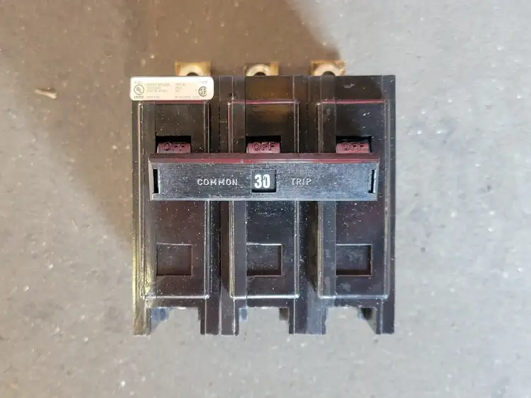 Used CUTLER-HAMMER BAB3030H Switchgears British Columbia CA | Lenmark #242556