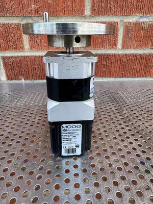 USED MOOG SM23165DT-DE INTEGRATED SERVO SMART MOTOR W/ MOOG GH23SP100 GEAR BOX 100:1