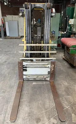 USED HYSTER EF55XM2-33 4,500 LB ELECTRIC FORK-LIFT