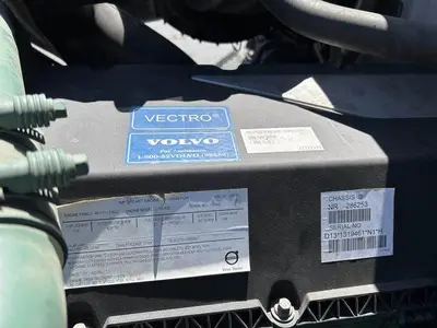 USED 2022 VOLVO VNR42T300