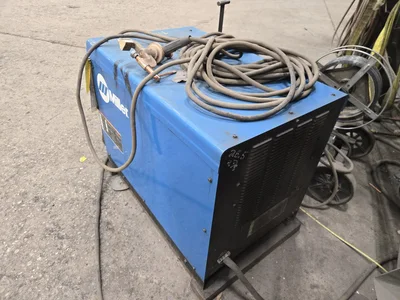 Miller Deltaweld 652 Welder w/ 70 Series Wire Feeder (LOCATION: Batavia, OH)