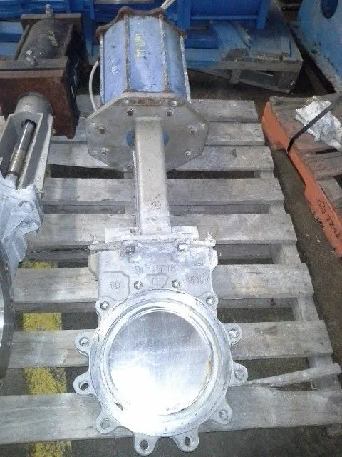 Dezurik 10"-150 knife gate valve with actuator