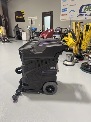 Onyx R25 Wet/Dry Vacuum w/Squeegee NEW