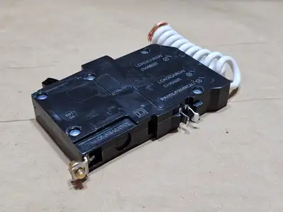 NEW SQUARE D QOB130GFI