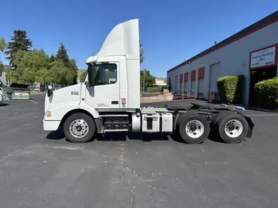 USED 2015 VOLVO VNM64T200