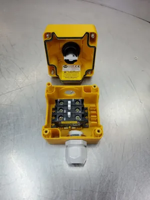Allen Bradley 800E-1PYM Ser. B E-STOP Module. 4E-21
