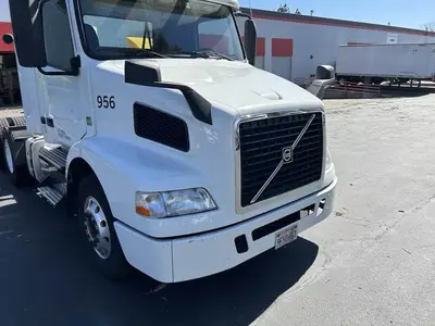 USED 2015 VOLVO VNM64T200