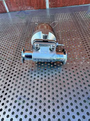 USED GEMU 9650 STAINLESS STEEL PNEUMATIC DIAPHRAGM VALVE WITH/ 1" SANITARY FITTING