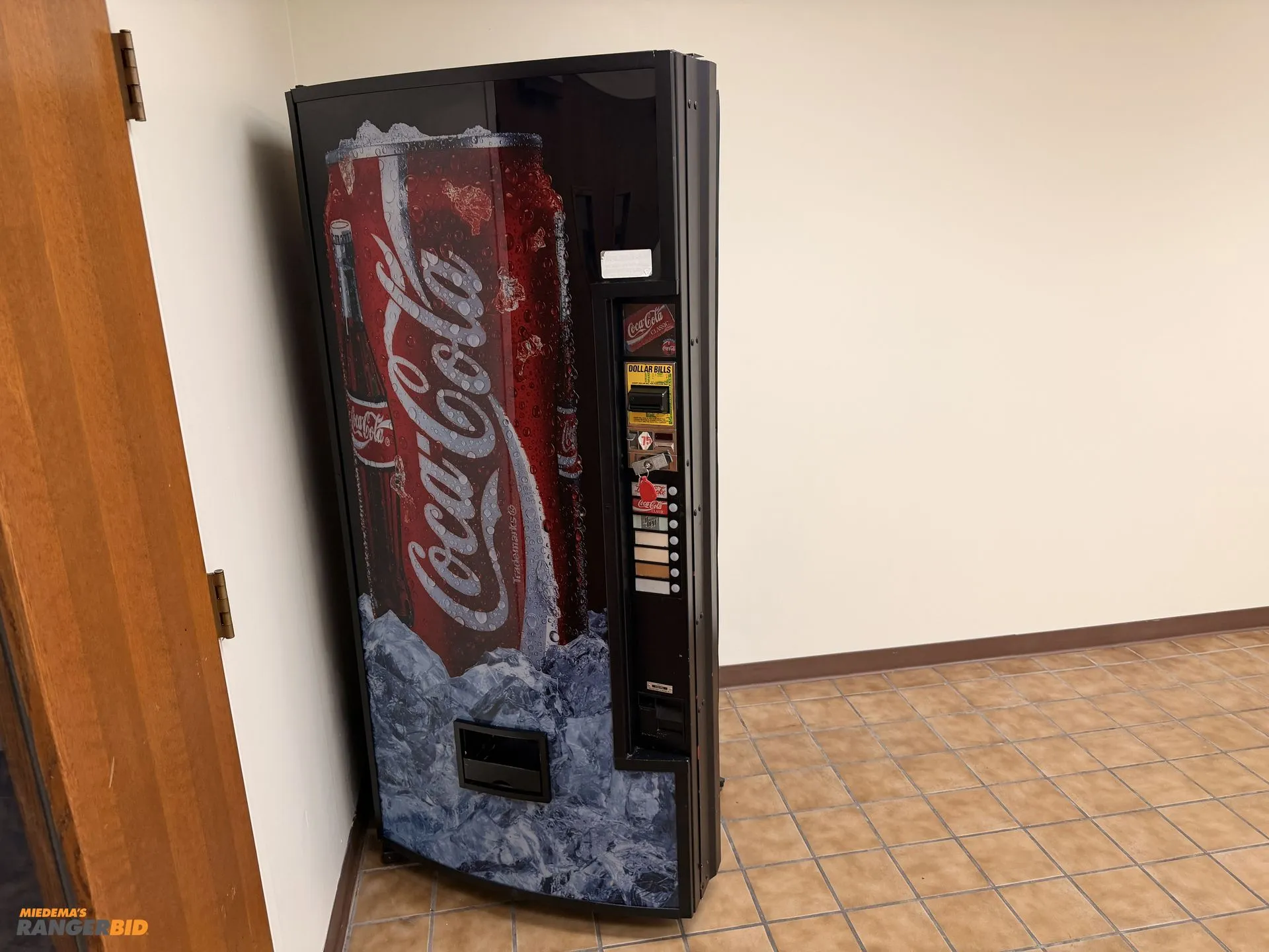 Used DIXIE - NARCO 1200 SODA / POP MACHINE CAN DISPENSER Vending Machines Michigan US | Miedema Asset Management Group #1320787