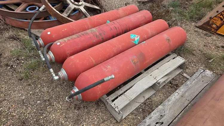 Used CLOSING UNIT / ACCUMULATOR NITROGEN BOTTLES Accumulators Saskatchewan CA | Chad Equipment #466907