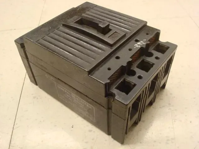 General Electric TEF134030 Circuit Breaker 30 Amps 480VAC Used